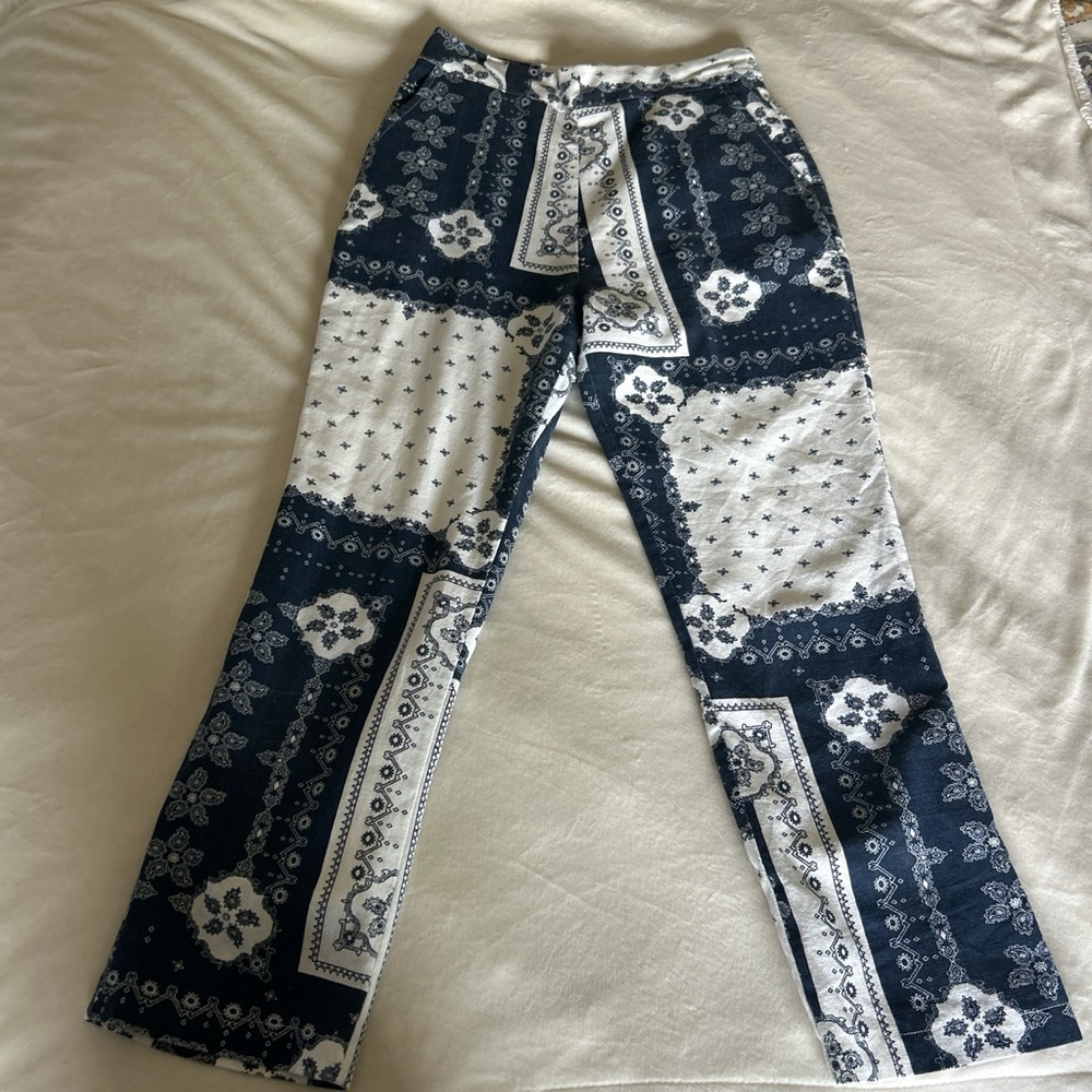 🤍🦋Blue and white paisley print pants